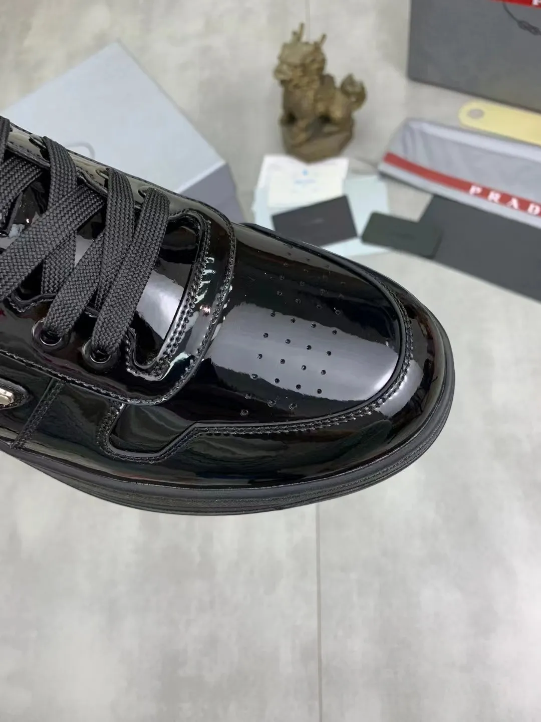 P380 Yuan 38-45 Prada Prada’s new men’s leather sports shoes, the highest version on the market, any comparison is welcome🆚! The original leather has excellent texture and is super high-end! Fetal sheep net lining imported from Italy, removable pad! Luxurious materials and fine workmanship, highly recommended!
